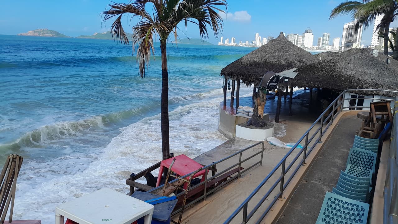 Mar de Mazatlán continúa sin piedad contra las estructuras de palapas
