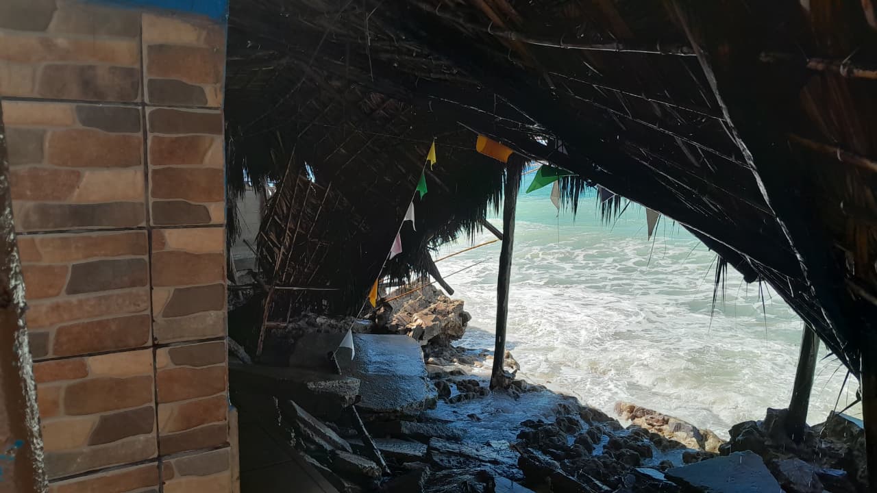 Mar de Mazatlán continúa sin piedad contra las estructuras de palapas