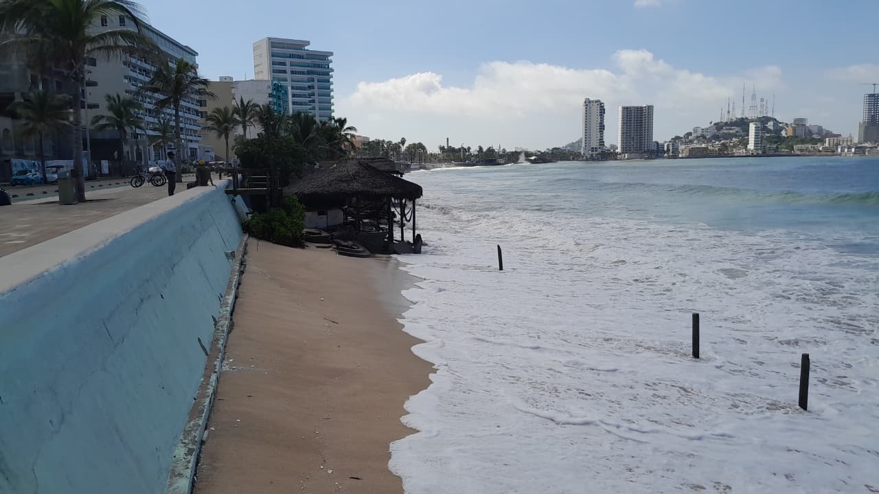 Mar de Mazatlán continúa sin piedad contra las estructuras de palapas