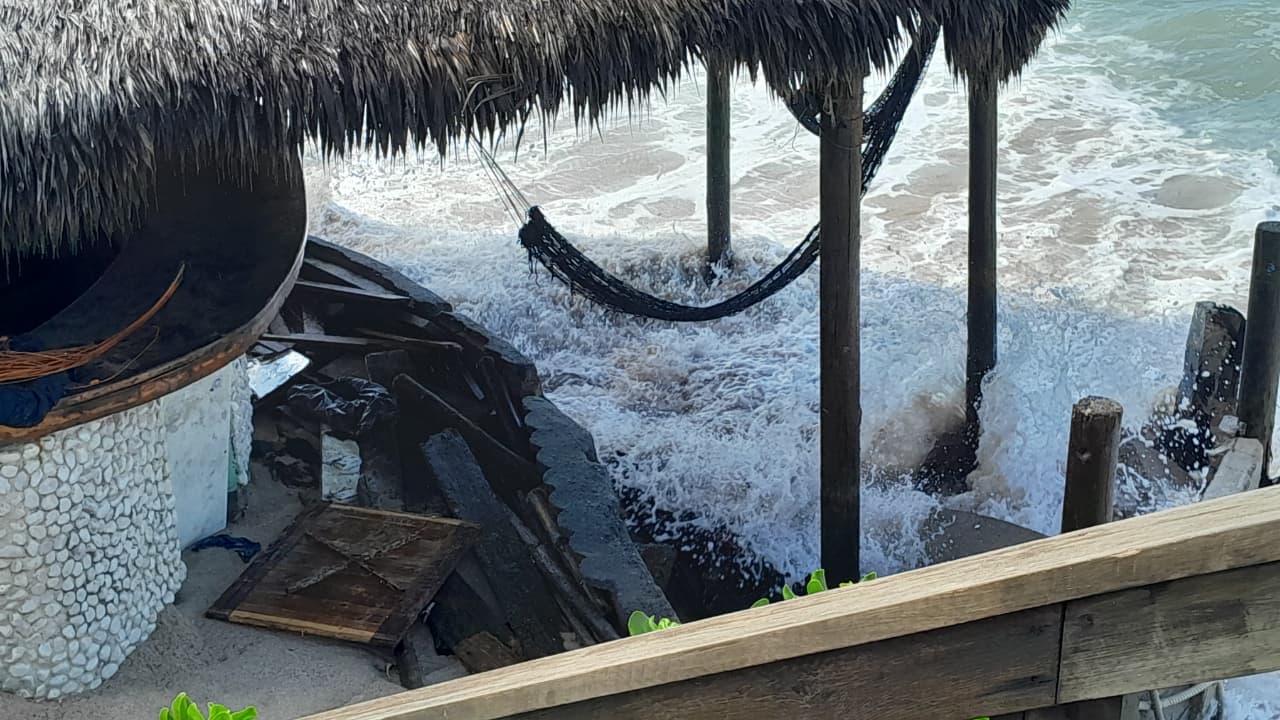Mar de Mazatlán continúa sin piedad contra las estructuras de palapas
