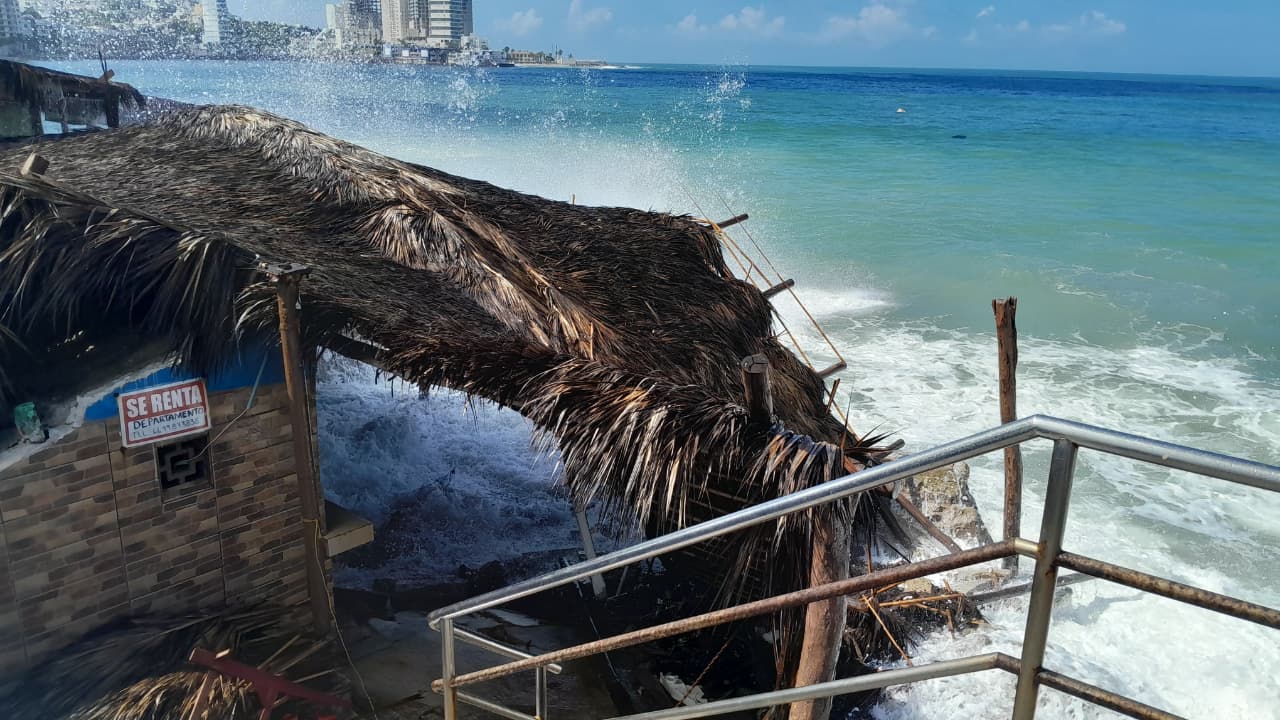 Mar de Mazatlán continúa sin piedad contra las estructuras de palapas