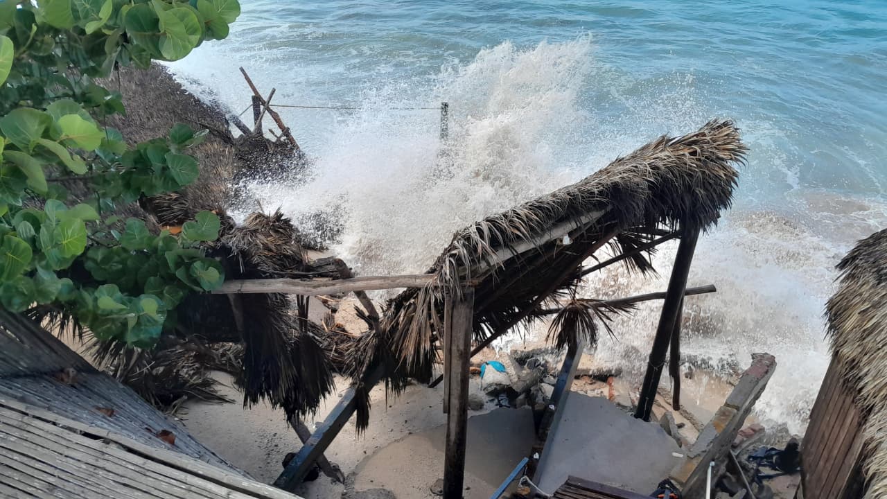 Mar de Mazatlán continúa sin piedad contra las estructuras de palapas