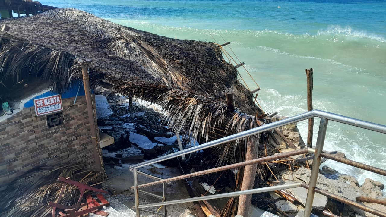 Mar de Mazatlán continúa sin piedad contra las estructuras de palapas
