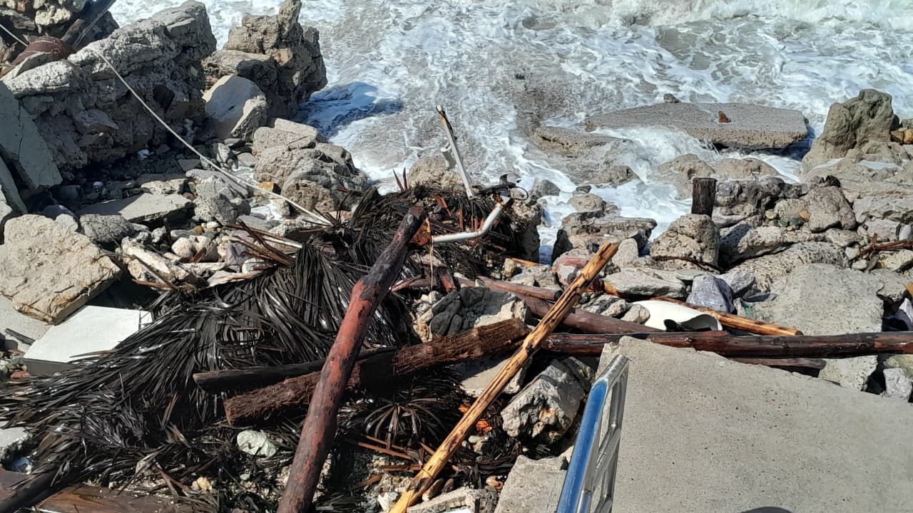 Mar de Mazatlán continúa sin piedad contra las estructuras de palapas