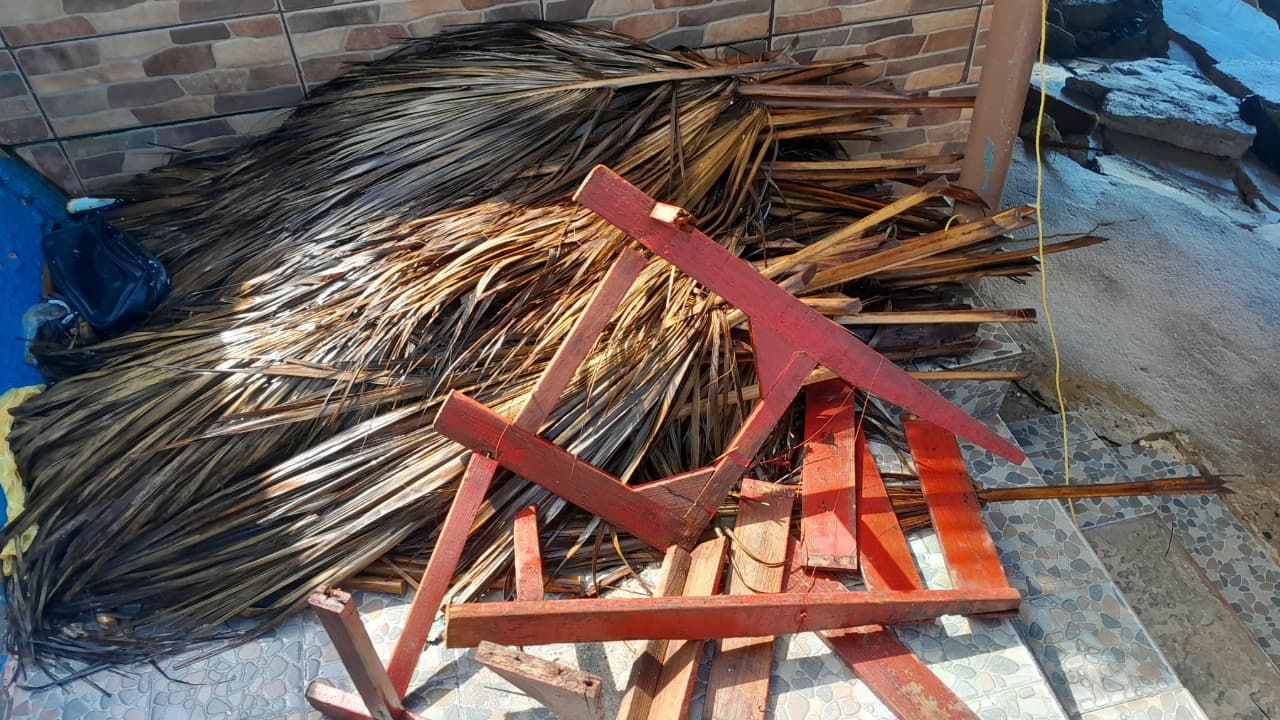 Mar de Mazatlán continúa sin piedad contra las estructuras de palapas