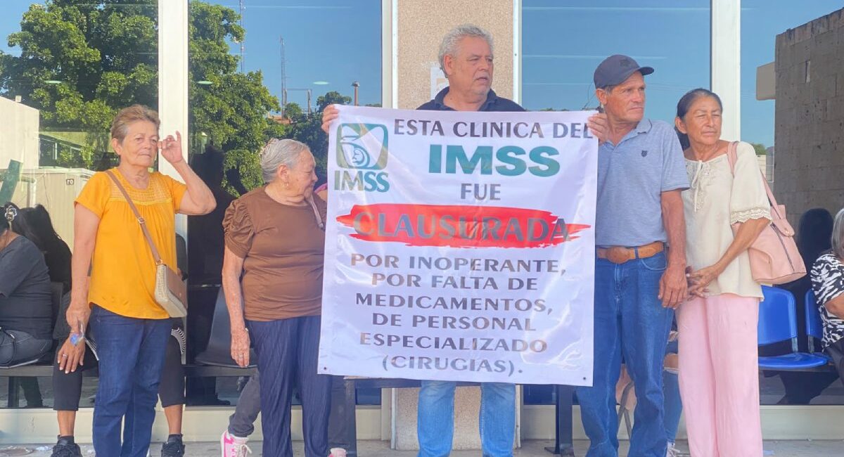 Derechohabiente del IMSS en Guasave, clausura simbólicamente la instalación por inoperante; lleva tres años esperando cirugía