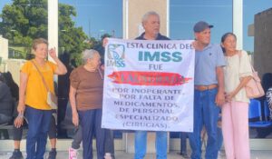 Derechohabiente del IMSS en Guasave, clausura simbólicamente la instalación por inoperante; lleva tres años esperando cirugía
