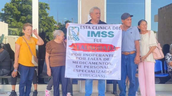 Derechohabiente del IMSS en Guasave, clausura simbólicamente la instalación por inoperante; lleva tres años esperando cirugía