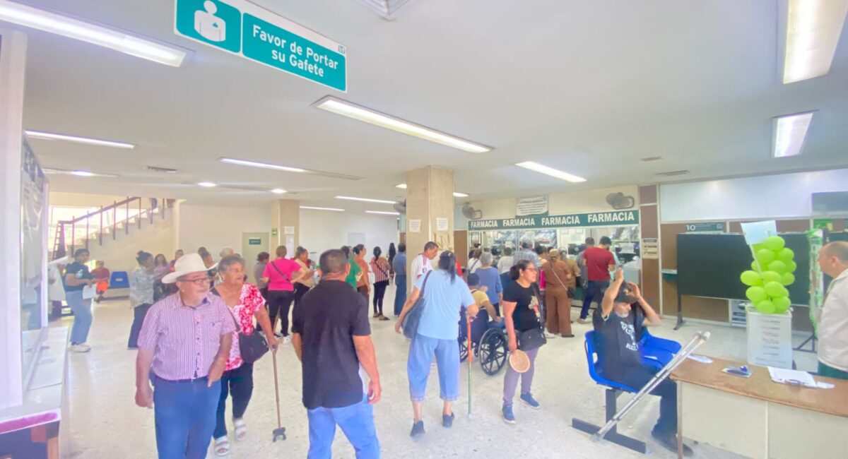 Derechohabientes del IMSS en Guasave llevan hasta dos meses sin surtir sus medicamentos; tienen que hacer el gasto particular