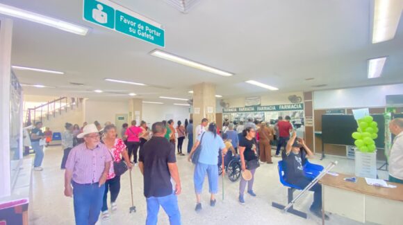 Derechohabientes del IMSS en Guasave llevan hasta dos meses sin surtir sus medicamentos; tienen que hacer el gasto particular