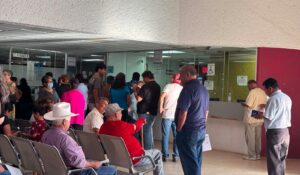 ¡Sin medicamentos! Por falla del sistema en farmacia del Issste en Los Mochis; denuncian largas esperas