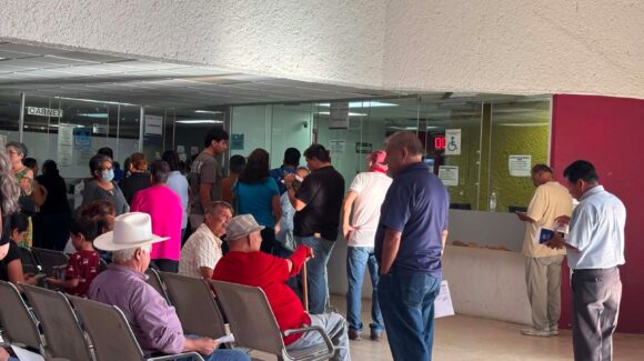 ¡Sin medicamentos! Por falla del sistema en farmacia del Issste en Los Mochis; denuncian largas esperas