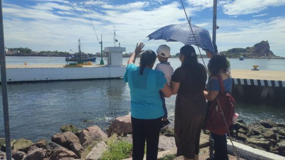 ¡Buen viaje! Temporada de capturas en altamar arranca este 7 de octubre y familiares en Mazatlán despiden a sus pescadores