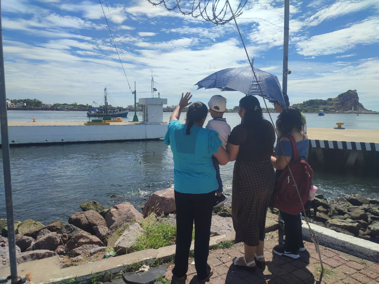 Familiares en Mazatlán despiden a sus pescadores