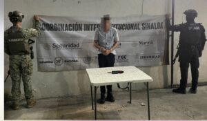 Persecución en Lomas del Ébano de Mazatlán, Sinaloa, termina con un detenido, una pistola y 200 dosis de presunta droga