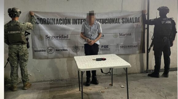 Persecución en Lomas del Ébano de Mazatlán, Sinaloa, termina con un detenido, una pistola y 200 dosis de presunta droga