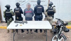 Tras persecución en El Quemadito, detienen a motociclista con un arma larga y presunta droga, Culiacán, Sinaloa