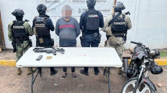 Tras persecución en El Quemadito, detienen a motociclista con un arma larga y presunta droga, Culiacán, Sinaloa
