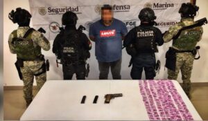 Se mete entre la maleza para evadir a policías en Mazatlán, Sinaloa; termina detenido con 230 dosis de presunta droga