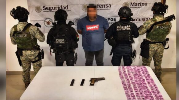 Se mete entre la maleza para evadir a policías en Mazatlán, Sinaloa; termina detenido con 230 dosis de presunta droga