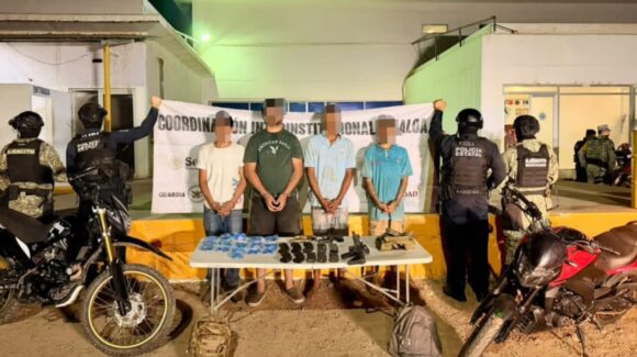 Detienen a cuatro hombres armados con 315 dosis de presunta cocaína en Rosario, Sinaloa