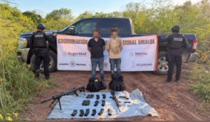 En camioneta robada, con un fusil Barret, armamento, cartuchos y equipo táctico detienen a dos en Mocorito