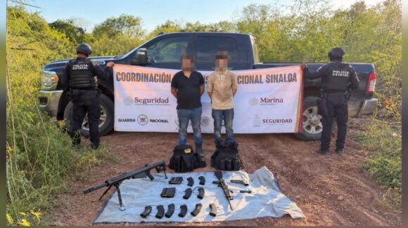En camioneta robada, con un fusil Barret, armamento, cartuchos y equipo táctico detienen a dos en Mocorito
