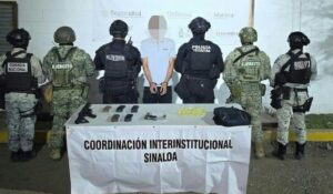 Detienen a joven en Hacienda del Valle en Culiacán, llevaba una mochila con armas y droga en su interior