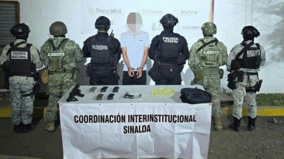 Detienen a joven en Hacienda del Valle en Culiacán, llevaba una mochila con armas y droga en su interior