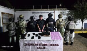Detienen a sujeto con fusil AK-47, municiones y droga en la colonia Díaz Ordaz de Culiacán