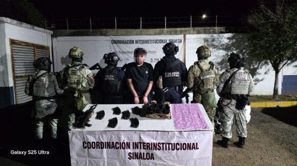 Detienen a sujeto con fusil AK-47, municiones y droga en la colonia Díaz Ordaz de Culiacán