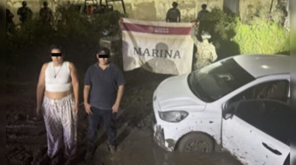 ¡Llevaban un cuerpo! Detienen pareja con cadáver en el auto en Mazatlán, Sinaloa tras quedar atascados
