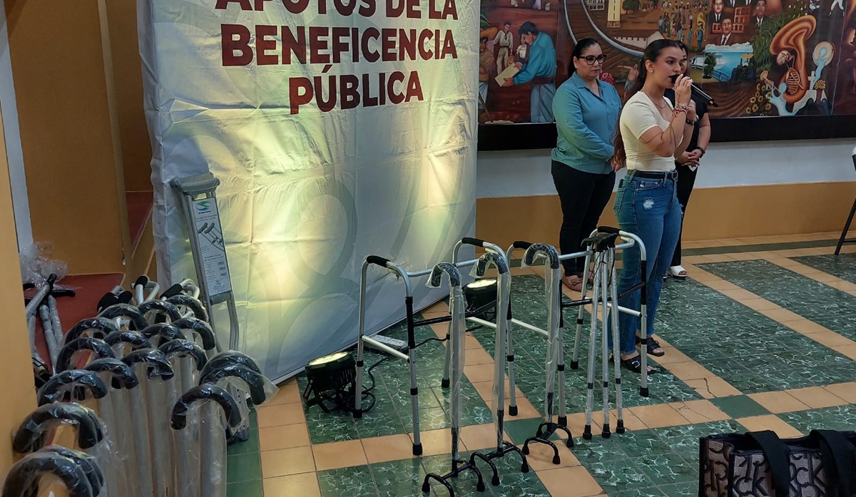 DIF Salvador Alvarado entrega apoyos funcionales