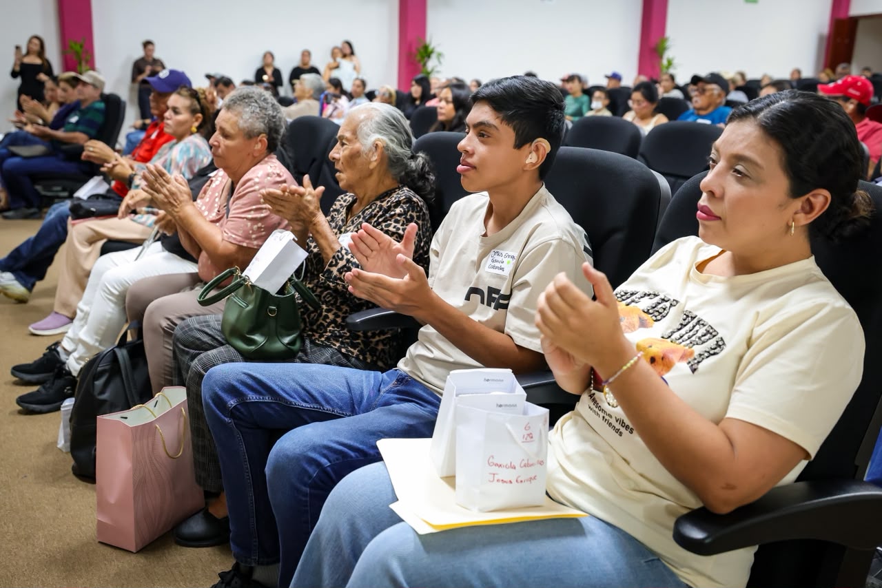 DIF Sinaloa dona aparatos auditivos