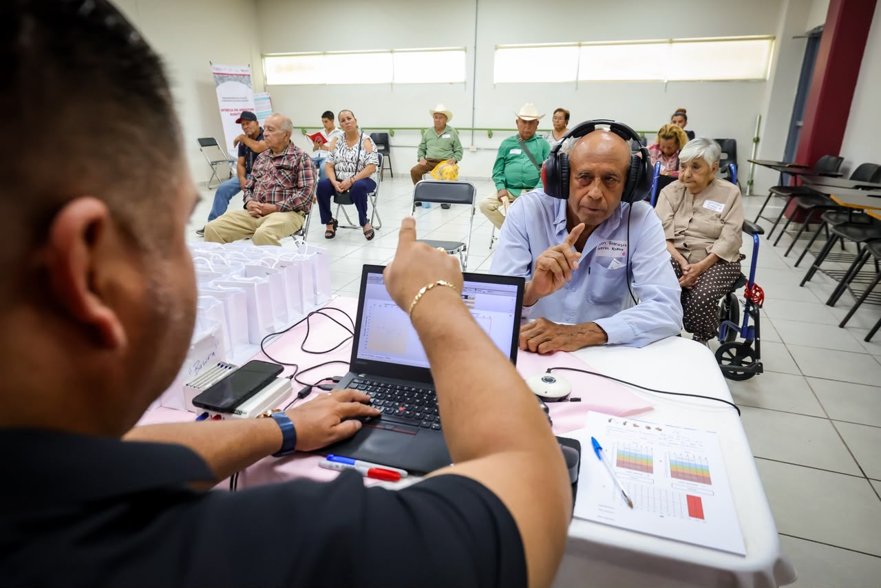 DIF Sinaloa dona aparatos auditivos