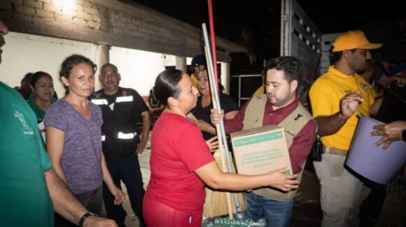 DIF y Protección Civil atienden a familias tras afectaciones por oleaje en Cospita