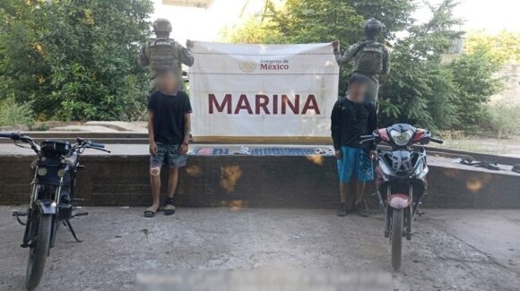 Marina detiene a dos personas en El Rosario, Sinaloa; aseguran 231 dosis de presuntas drogas