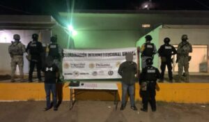 Detienen a dos en Mazatlán, Sinaloa; aseguran pipa con 13 mil litros de combustible y municiones
