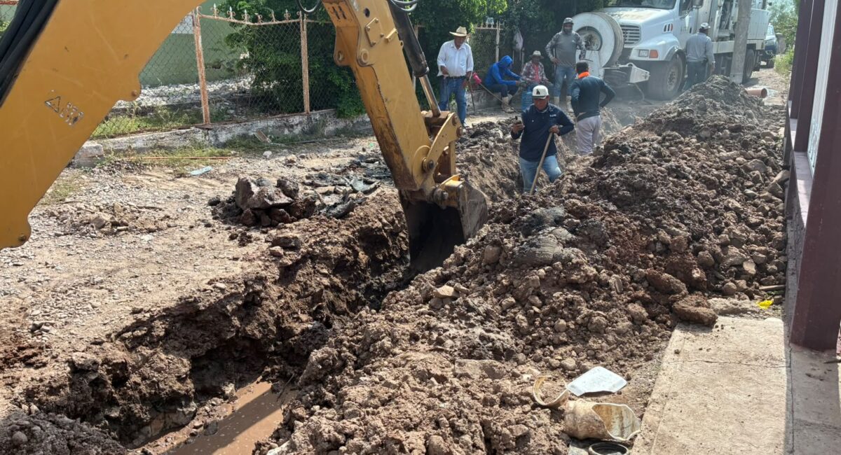 El Fuerte responde a salud: reparan fugas de drenaje e instalan motores nuevos en planta de agua potable en El Campo 35