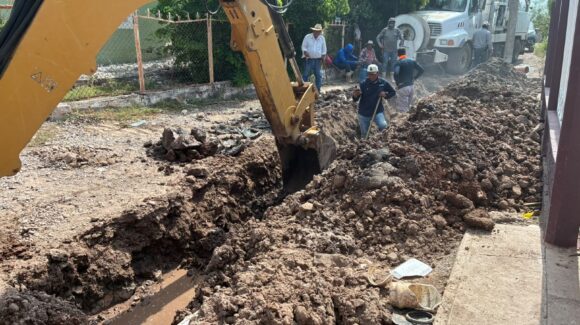 El Fuerte responde a salud: reparan fugas de drenaje e instalan motores nuevos en planta de agua potable en El Campo 35