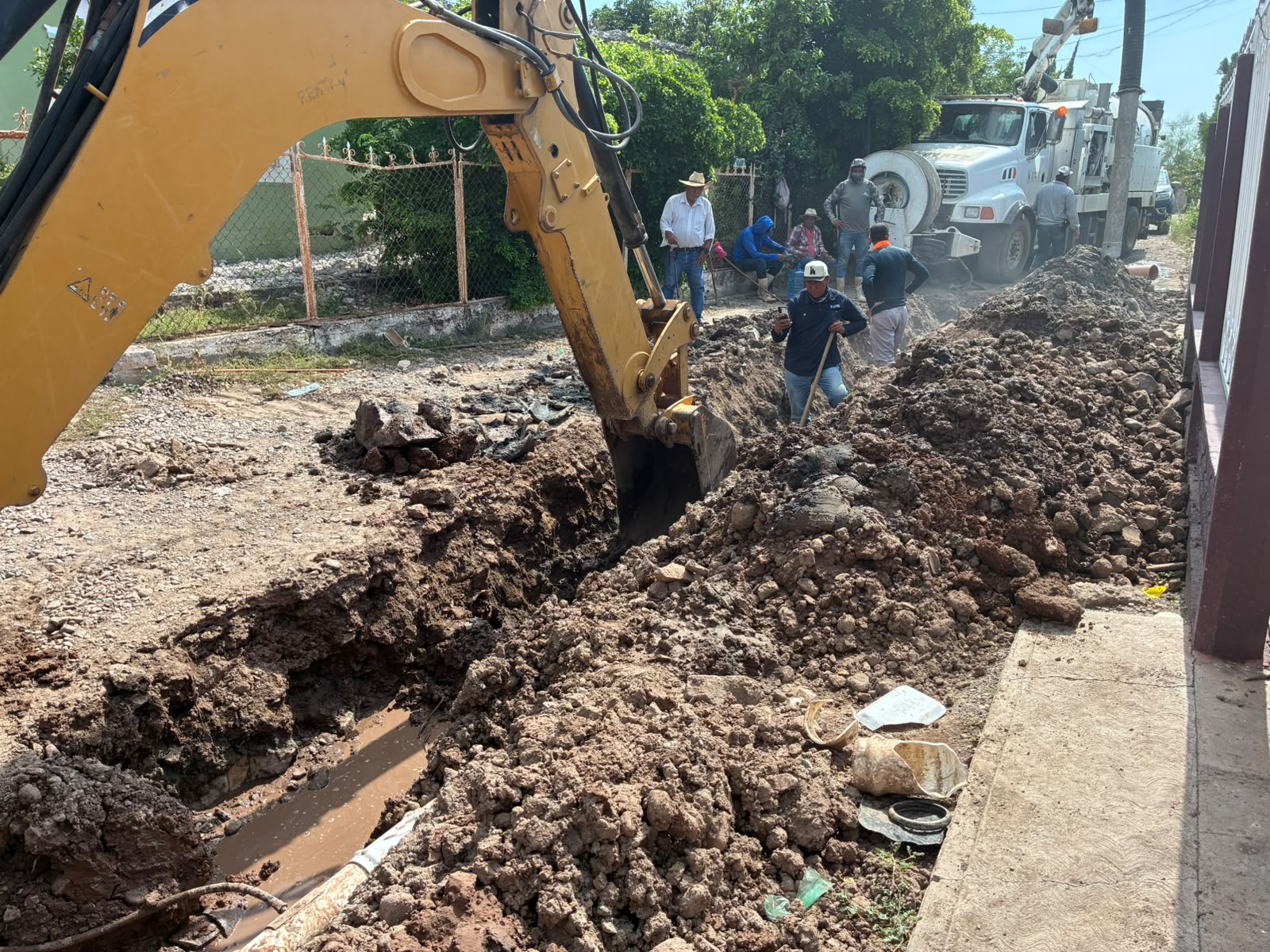 El fuerte repara fugas de drenaje e instalan motores nuevos en planta de agua potable en El Campo 35