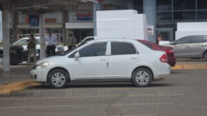 Ejecutan a un hombre dentro de un automóvil en estacionamiento de centro comercial en Culiacán