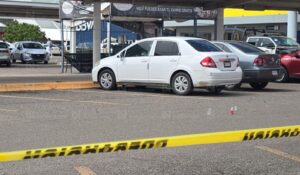 Ejecutan a un hombre dentro de un automóvil en estacionamiento de centro comercial en Culiacán