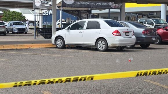 Ejecutan a un hombre dentro de un automóvil en estacionamiento de centro comercial en Culiacán