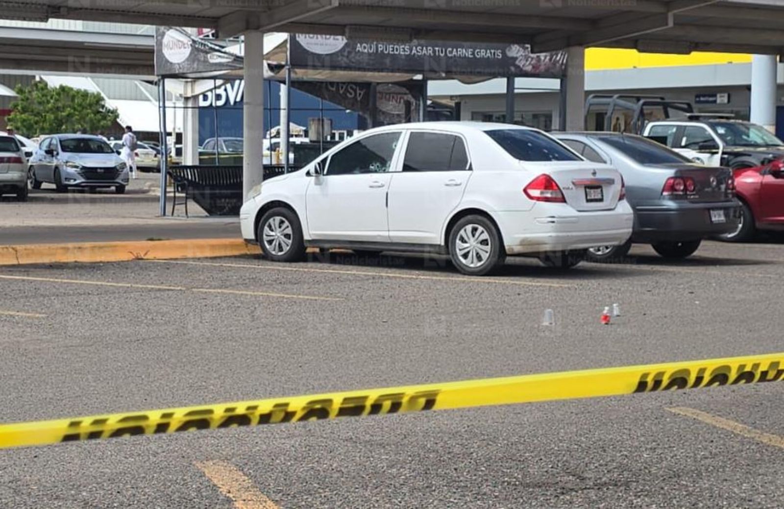 Ejecutan a un hombre dentro de un automóvil en estacionamiento de centro comercial en Culiacán