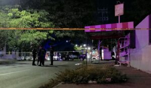 Asesinado y con un narcomensaje, abandonan el cuerpo de un hombre a un costado del TEC de Culiacán, Sinaloa
