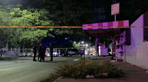 Asesinado y con un narcomensaje, abandonan el cuerpo de un hombre a un costado del TEC de Culiacán, Sinaloa