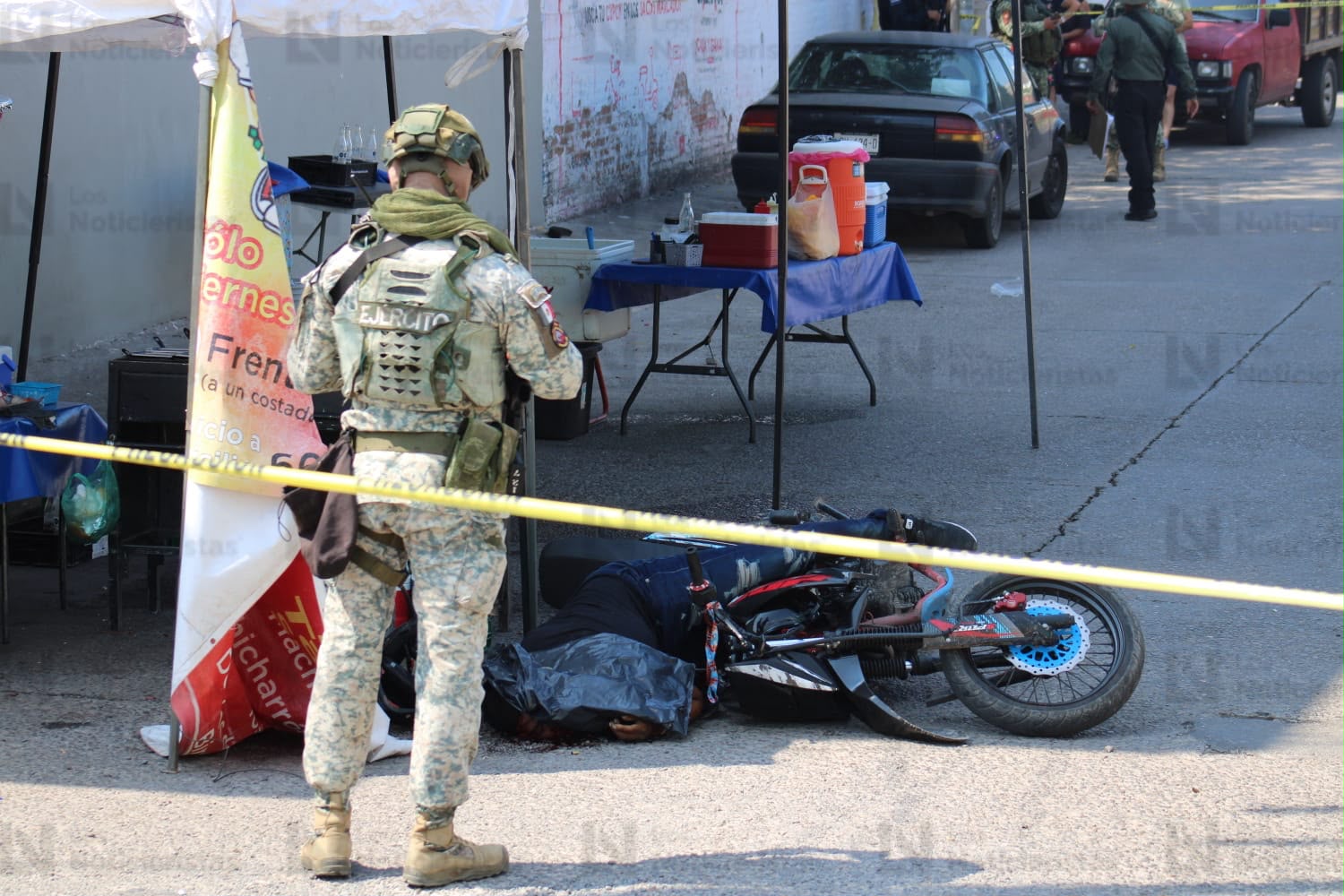 Ejecutan a balazos a motociclista en puesto de tacos en el Infonavit Playas en Mazatlán