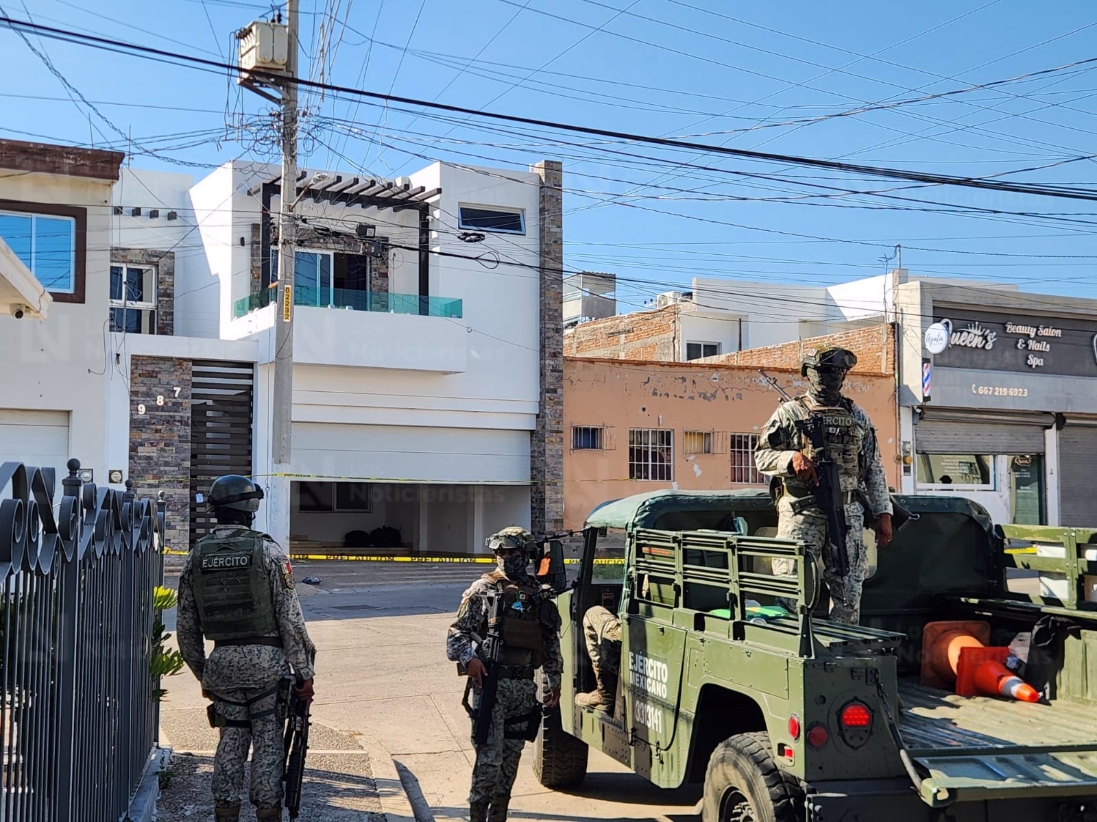 Tras operativo militar aseguran residencia con presuntas armas a su interior en la colonia Los Pinos de Culiacán