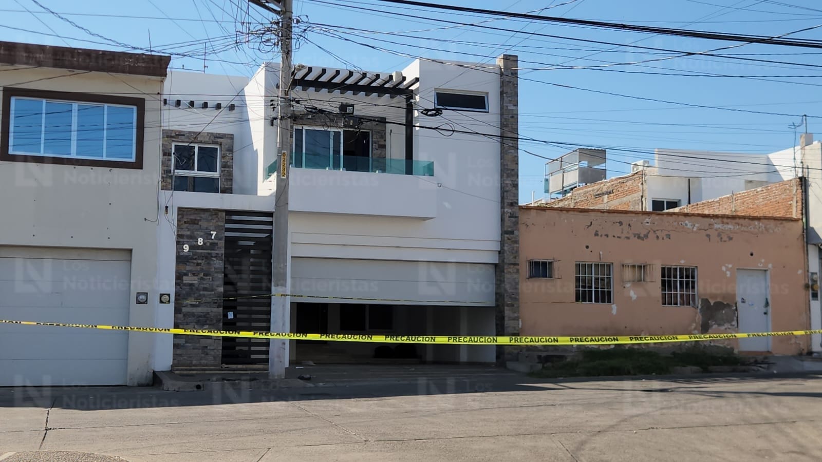 Tras operativo militar aseguran residencia con presuntas armas a su interior en la colonia Los Pinos de Culiacán